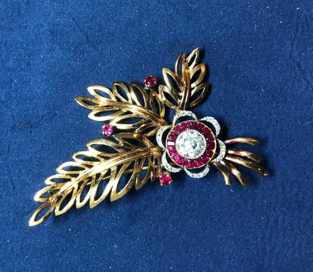 Broche ancienne sertie de rubis et diamants