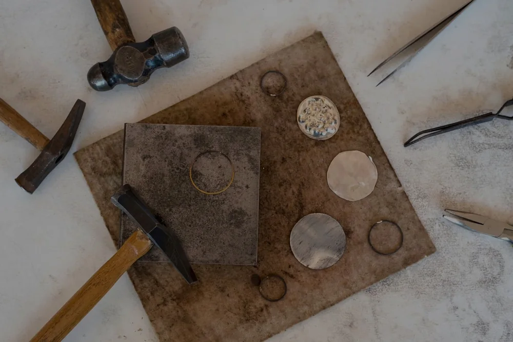 Outils de joaillerie sur l’établi